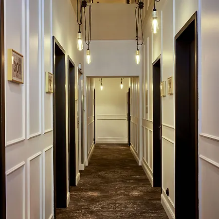 فندق Sir Savigny Hotel, Part Of Sircle Collection 4*